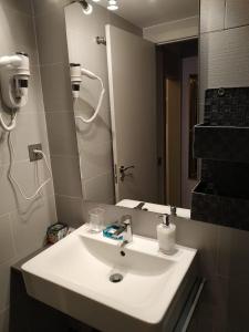 巴塞罗那希内夫拉酒店的浴室设有白色水槽和镜子