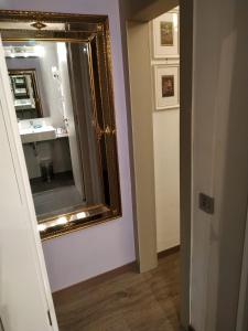 巴塞罗那希内夫拉酒店的一间带镜子和水槽的浴室
