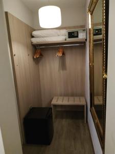 巴塞罗那希内夫拉酒店的小房间设有长凳和镜子