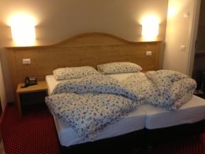 阿德勒尔酒店客房内的一张或多张床位