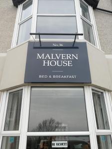 波特拉什Malvern House的一座带马文房屋标志的建筑