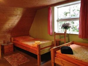 维岑多夫Reiterhof Winandy的阁楼上的卧室配有两张双层床