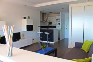 马拉加Beach Apartment Guadalmar的带沙发的客厅和厨房