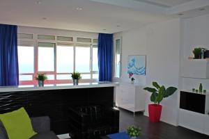 马拉加Beach Apartment Guadalmar的客厅配有柜台和蓝色窗帘