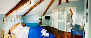 皮雅诺迪索伦托秘密花园黎莱斯酒店的一间拥有蓝色墙壁的卧室和一张带白色鞋的床