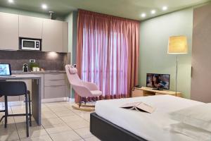 佛罗伦萨莱奥波尔多酒店的酒店客房带一张床和一个厨房