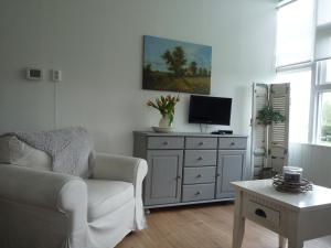 Ter ApelBuitengoed Het Achterdiep的客厅配有白色沙发和电视