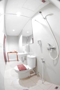 当格浪芭乐奥卡萨酒店的白色的浴室设有卫生间和水槽。