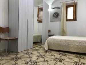 莫诺波利Sea Home的一间卧室配有一张床、一张桌子和一个窗户。