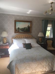 利斯纳龙科里里斯乡村酒店的一间卧室配有一张大床,上面有书