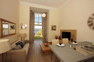 巴洛赫4 Lomond Castle的客厅配有沙发和桌子