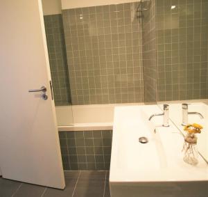 波尔图ALIADOS by YoursPorto的浴室设有白色水槽和镜子