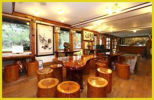 台东龙星花园度假木屋的餐厅设有木凳和桌椅