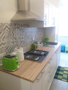 罗马Pietro's house的厨房配有炉灶和台面上的绿色烤面包机