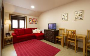 波伊奥马山塔公寓的客厅配有红色的沙发和桌子