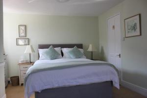 达特茅斯天使巢酒店的一间卧室配有一张带紫色床单的大床
