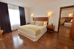 伊瓜苏港圣乔治酒店的一间卧室配有一张大床和镜子