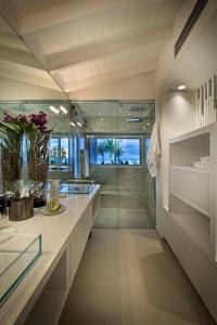 贝尔龙格Dream Villa Terres Basses 557的设有带步入式淋浴间和盥洗盆的浴室