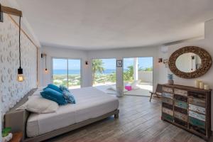 东方湾Dream Villa Orient Bay 566的一间卧室设有一张床,享有海景