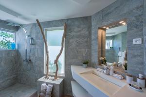 东方湾Dream Villa Orient Bay 566的带浴缸、水槽和镜子的浴室