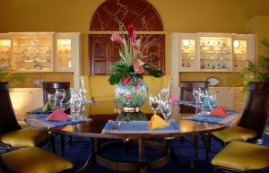 泰尔斯贝斯Dream VIlla Terres Basses 575的用餐室,配有花瓶桌子