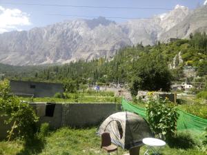 罕萨Four Seasons Guest House Hunza的山地的帐篷