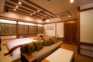 神户Hotel Bintang Pari Resort (Adult Only)的一间卧室配有沙发、一张床和窗户