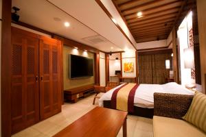 神户Hotel Bintang Pari Resort (Adult Only)的酒店客房,配有床和电视