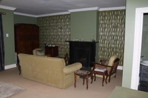 LidgettonLastingham Country Lodge的带沙发和壁炉的客厅