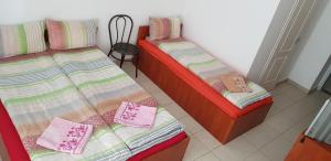 布达佩斯M+D酒店的配有枕头的客房内的两张床