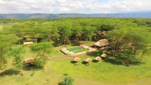 姆托瓦姆布Africa Safari Camping Mto wa Mbu的树木繁茂的田野上度假村的空中景观