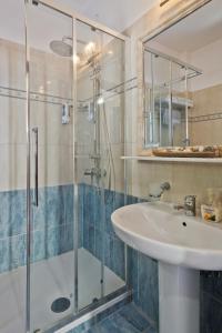 弗伊尼基昂艾尔基奥尼酒店的一间带水槽和淋浴的浴室