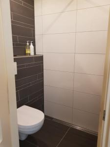 阿姆斯特丹City Center Studio Amsterdam的浴室设有白色卫生间和瓷砖墙。