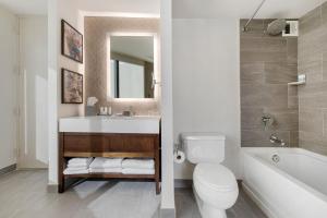 夏洛特欧尼夏洛特酒店的浴室配有盥洗盆、卫生间和浴缸。