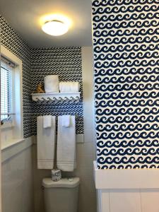 旧奥查德比奇厄齐沃特酒店的浴室配有卫生间和毛巾。