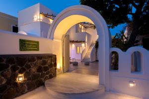 卡特瑞杜斯翡翠精选套房酒店 的夜晚有拱门的白色房子