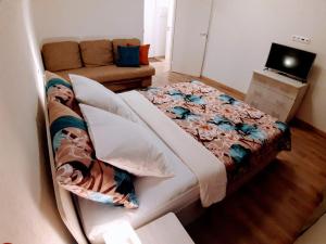 沃罗涅什flat-all 155 Bakunina двухкомнатная квартира до 9 мест рядом с ТРЦ "Галерея Чижова"的一间卧室配有一张床和一张沙发