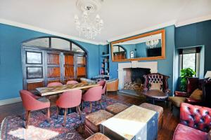 奇彭纳姆Stanton Manor Hotel的客厅配有桌椅和壁炉