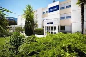 拉加尔德Kyriad Toulon Est Hyeres La Garde的建筑的侧面有标志