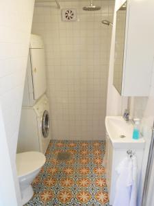 隆德隆德联排别墅公寓的一间带卫生间和水槽的小浴室