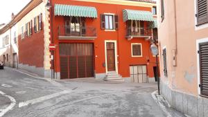 蒙多维B&B del Borgo的一座橙色的建筑,在街上设有两个阳台