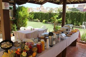 萨尔瓦多波萨达达曼格拉酒店的一张桌子,上面有自助餐