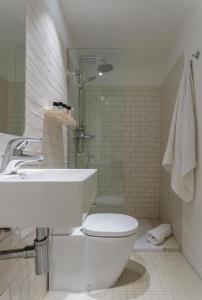 波连萨港埃洛酒店的浴室配有卫生间、盥洗盆和淋浴。
