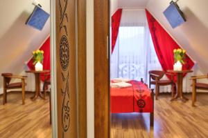扎科帕内Grand Podhale Resort&Spa- Jacuzzi - Sauna fińska i Łaźnia parowa - Widok na Tatry的客房享有带一张床和窗户的景致。