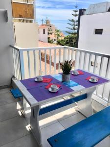 阿罗纳Las Galletas Vista al mar con Wifi的阳台上的蓝白桌子