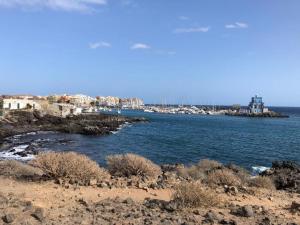 阿罗纳Las Galletas Vista al mar con Wifi的海港景水体