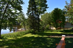 Saint-Pierre-BaptisteDomaine Henri-Daze的湖边的公园,公园里有树木和长凳