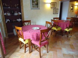 斯坎诺La Dimora di d'Annunzio的用餐室配有粉红色的桌子和椅子