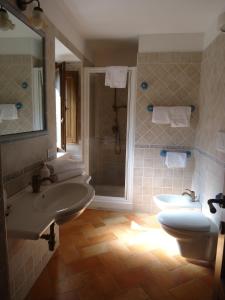 斯坎诺La Dimora di d'Annunzio的一间带两个盥洗盆和淋浴的浴室