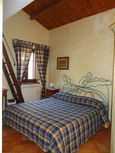 斯坎诺La Dimora di d'Annunzio的一间卧室配有一张带 ⁇ 子毯子的床